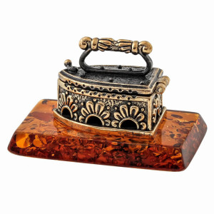 Фигурка из бронзы и янтаря "Утюг с галечкой" №1520K
