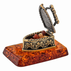 Фигурка из бронзы и янтаря "Утюг с галечкой" №1520K