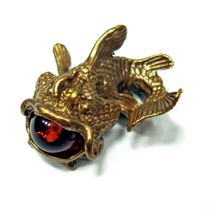 Фигурка из бронзы и янтаря "Рыба Сом" №2143