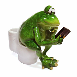 Фигурка из полистоуна "Лягушка на унитазе с телефоном" №YX69069
