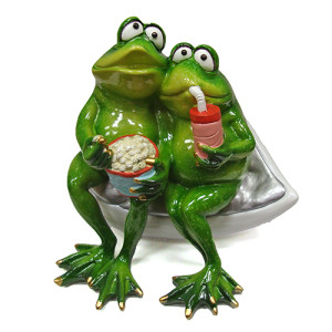 Фигурка из полистоуна "Лягушки на кресле" №YX69075