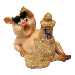 Фигурка из полистоуна "Свинка и замок из песка" №YX71006