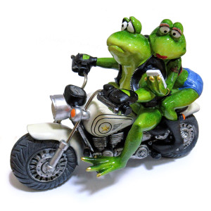 Фигурка из полистоуна "Лягушка пара на мотоцикле" №YX89004