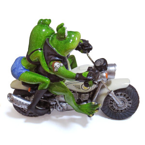 Фигурка из полистоуна "Лягушка пара на мотоцикле" №YX89004