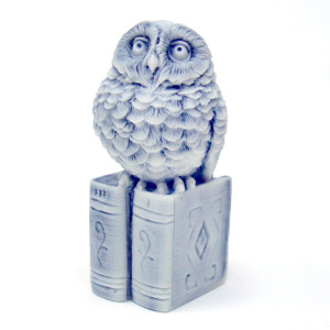 Фигурка из мраморной крошки "Совенок на книгах" №J380