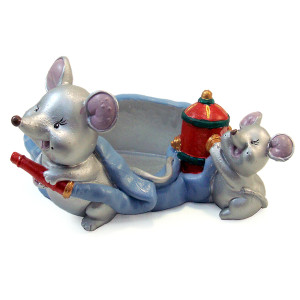 Фигурка-пепельница из пластика "Мыши пожарники" №6690501B