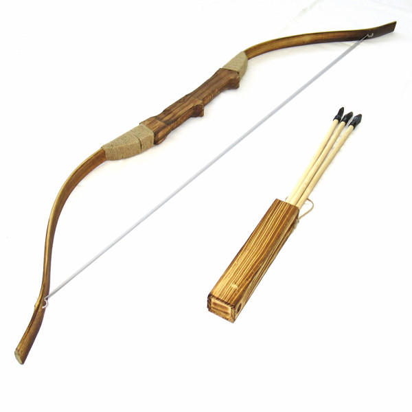 Лук состреламт настоящий. Деревянный лук со стрелами. Дерево со стрелами. Стрела в дереве. Охотничий лук и стрелы.