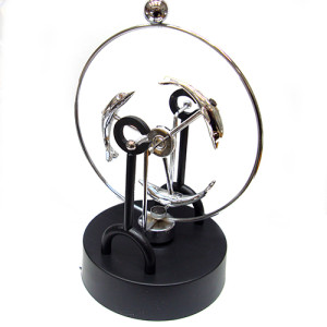 Маятник с дельфинами на батарейках №C205