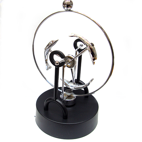 Маятник с дельфинами на батарейках №C205