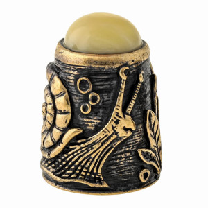 Наперсток из бронзы и янтаря "Улитка с кабошоном" №1486B