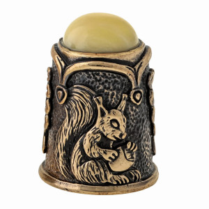 Наперсток из бронзы и янтаря "Белочка с орешками и кабошоном" №1519B