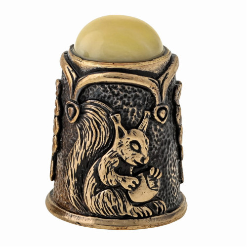 Наперсток из бронзы и янтаря "Белочка с орешками и кабошоном" №1519B