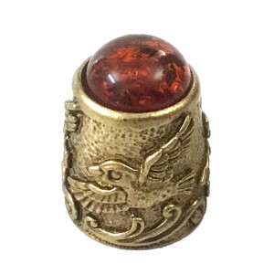 Наперсток из бронзы и янтаря "Птица с кабошоном" №1550