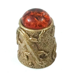 Наперсток из бронзы и янтаря "Ящерица с кабошоном" №1551