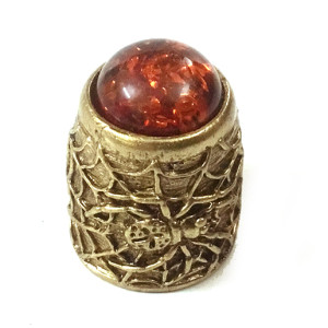 Наперсток из бронзы и янтаря "Паук с кабошоном" №1554