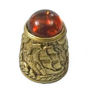 Наперсток из бронзы и янтаря "Парусник и Якорь с кабошоном" №1556