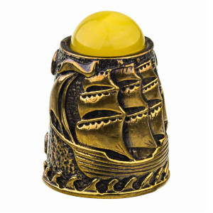 Наперсток из бронзы и янтаря "Фрегат с кабашоном" №759-B