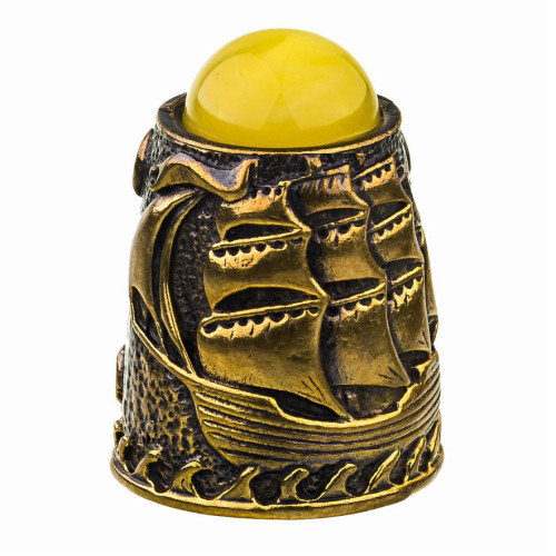 Наперсток из бронзы и янтаря "Фрегат с кабашоном" №759-B