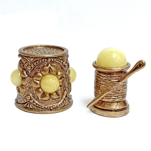 Наперсток из бронзы и янтаря "Ажурный с катушкой" №JN22-19043B
