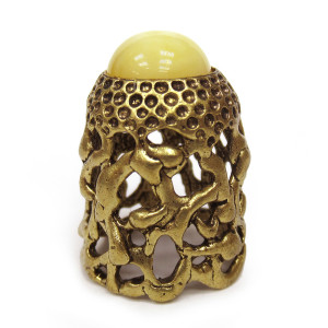 Наперсток из бронзы и янтаря "Ажурный с кабошоном" №JN34B