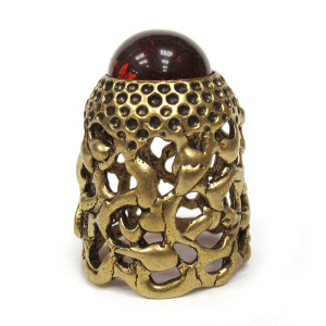 Наперсток из бронзы и янтаря "Ажурный с кабошоном" №JN34K